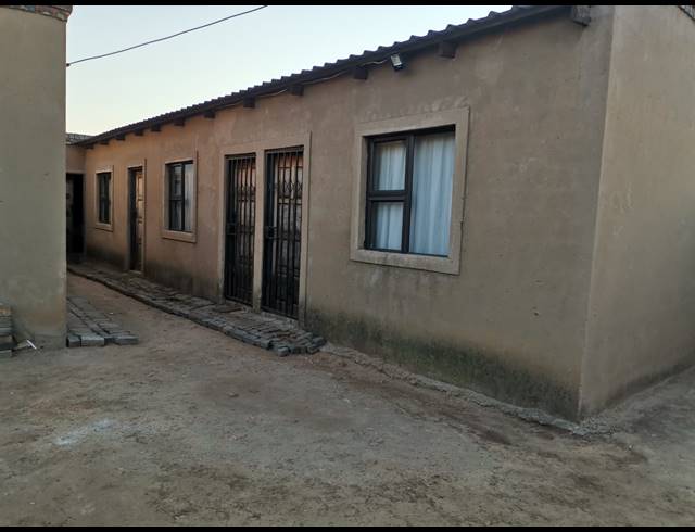 2 BEDROOM HOUSE FOR SALE IN TSAKANE